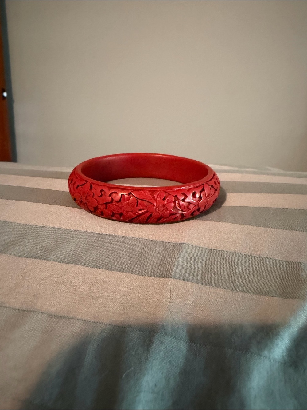 Red Carved Floral Wood Bangle Bracelet- Vintage Chinese - Picture 3 of 4
